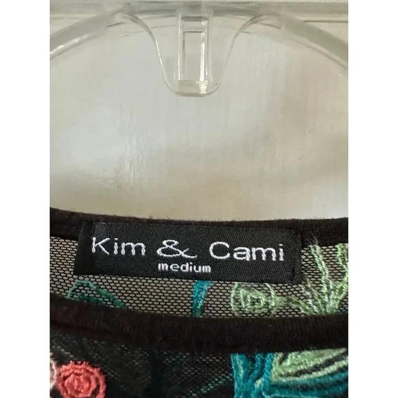 Kim & Cami Women’s size medium floral top - Picture 5 of 6